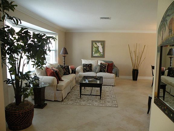 4th image of 261 Country Club Dr