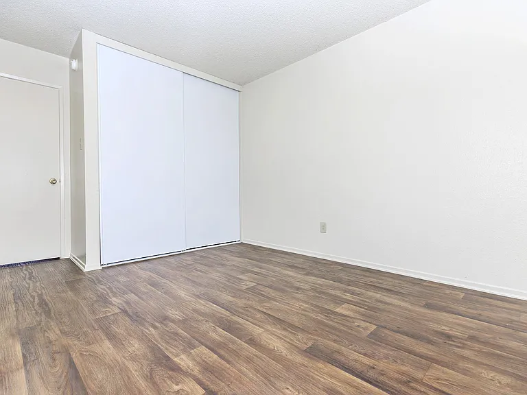 Walnut Park Apartments — Photo 18