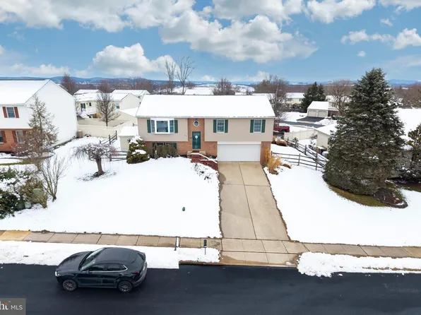 821 Colonial Dr, Birdsboro, PA 19508