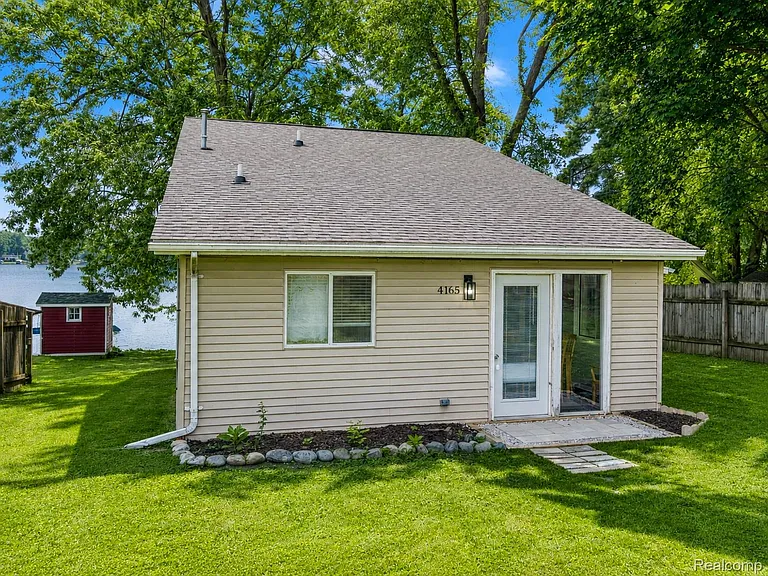 4165 Highcrest Dr — Photo 8