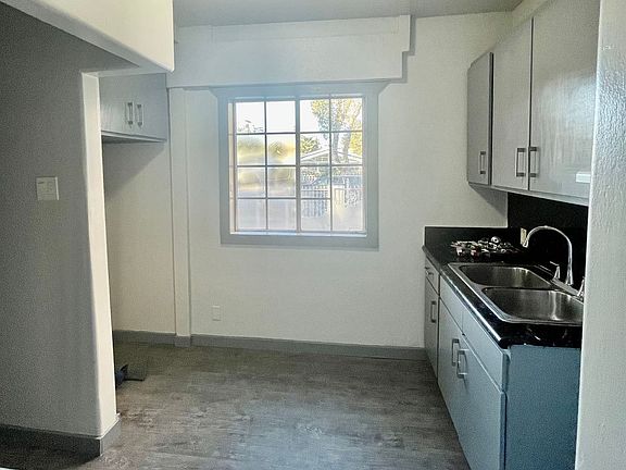 3rd image of 914 W 41st St #0