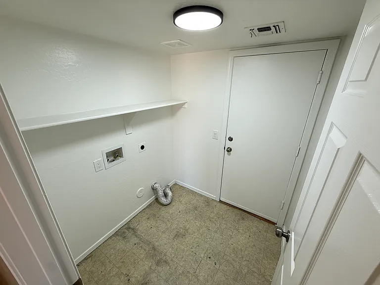 1457 E 10th Pl — Photo 36