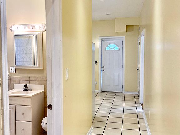 3rd image of 1627 W Farragut Ave APT 1