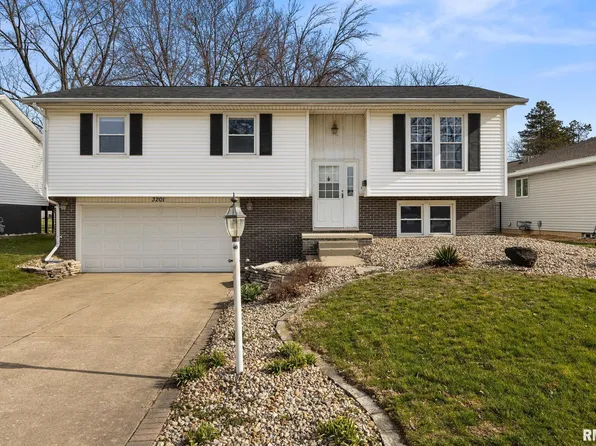 3201 W Wilshire Dr, Peoria, IL 61614