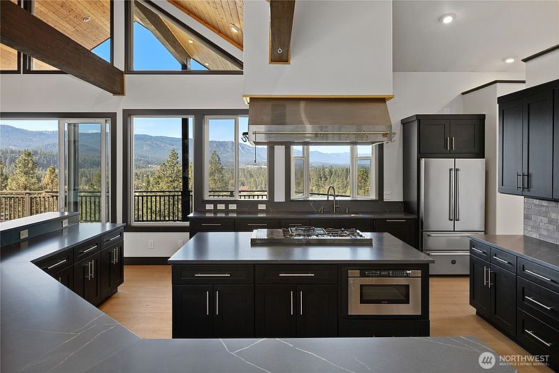 3rd image of 2262 Lambert Road