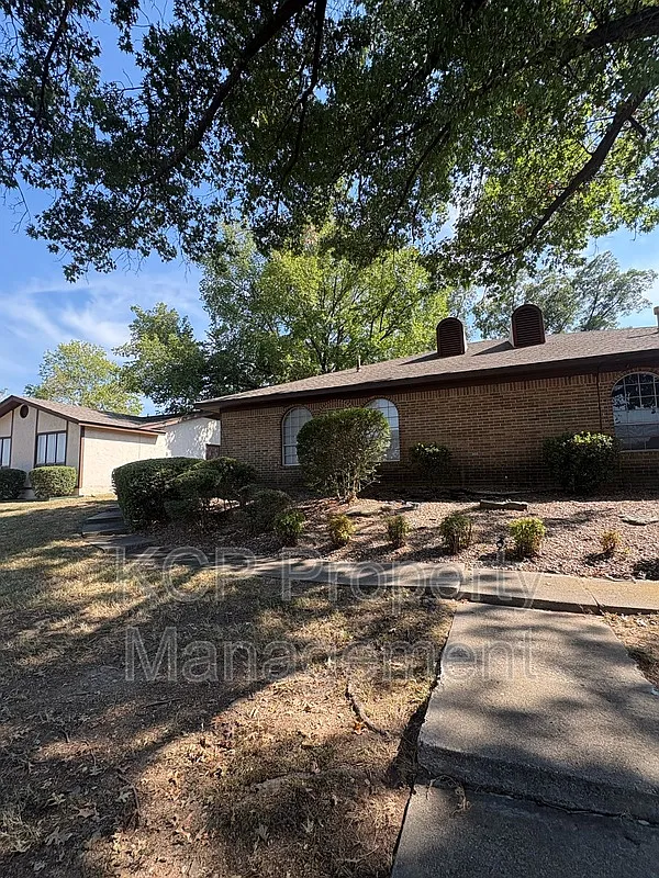3 bed, 2.0 bath, 1432 sqft, $1,200 — Photo 2