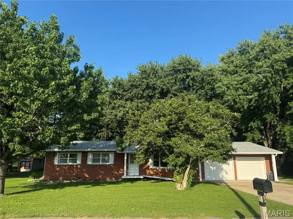 438 S Pine St, Irving, IL 62051