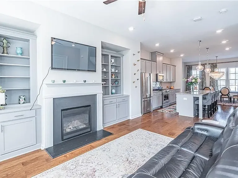 2563 Morehead St — Photo 3