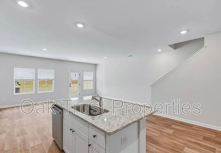 753 Ridgley Dr — Photo 10