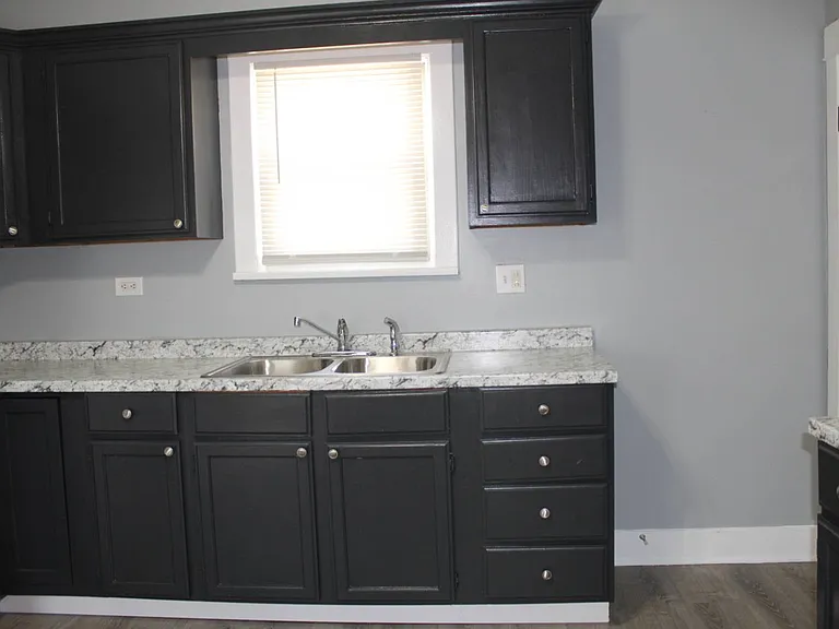 1318 Campbell Ave — Photo 4