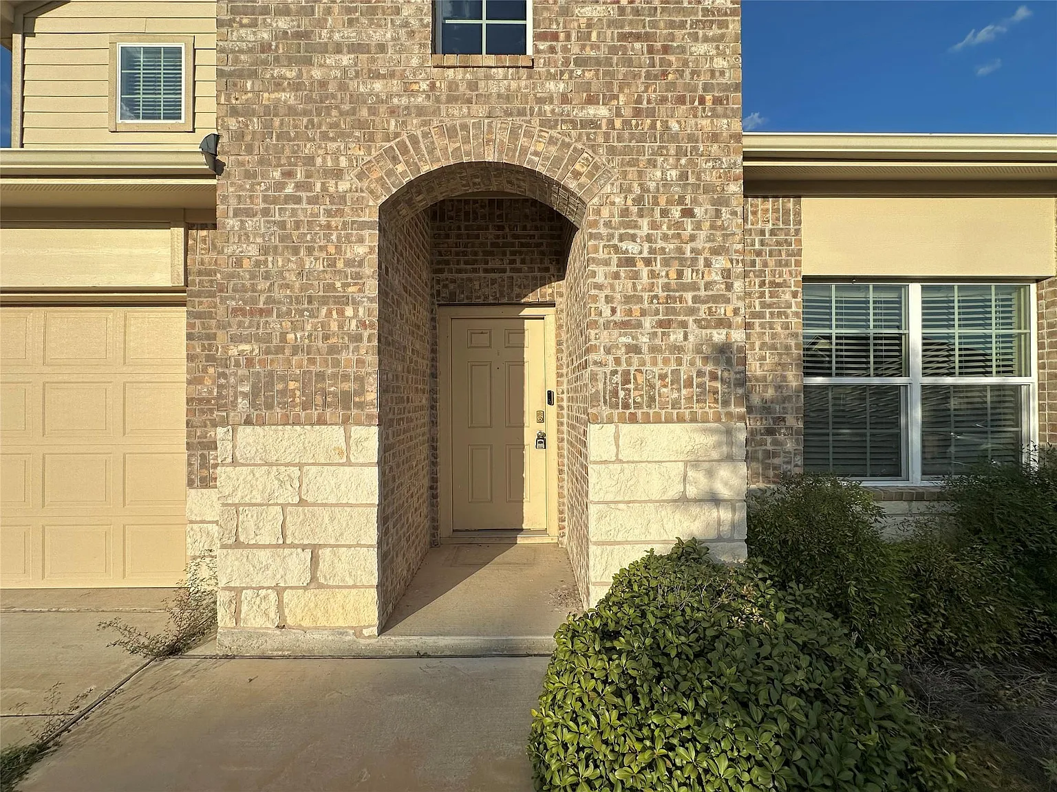 4 bed, 2.5 bath, 2231 sqft, $2,395 — Photo 2