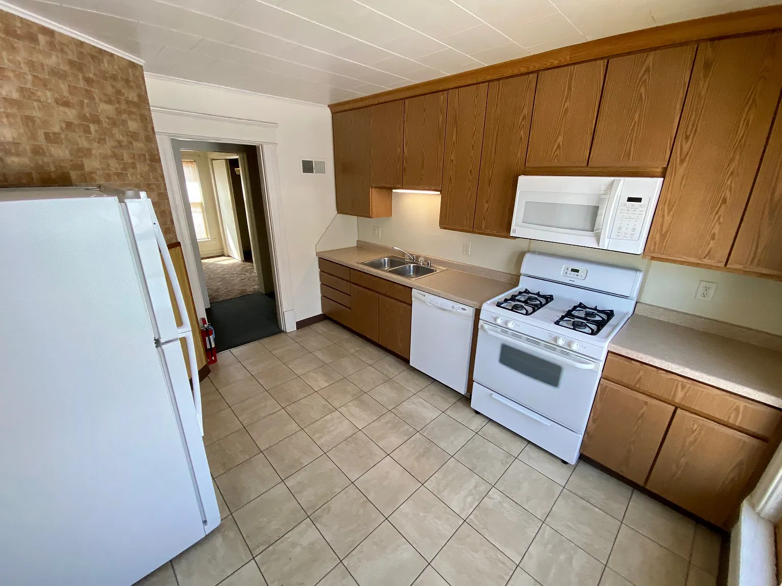 4 bed, $1,900 — Photo 1