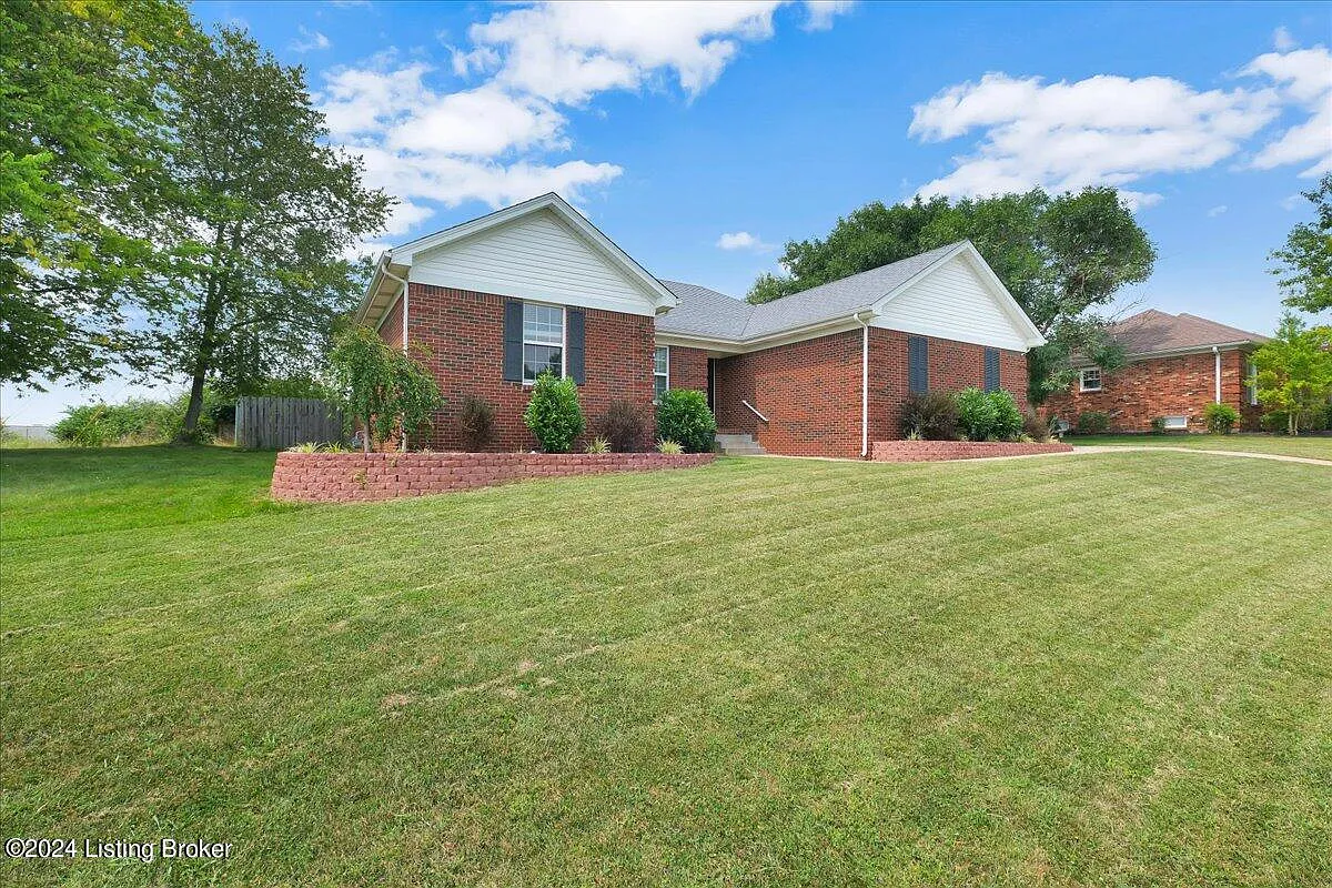 3 bed, 2.0 bath, 1600 sqft, $2,200 — Photo 2
