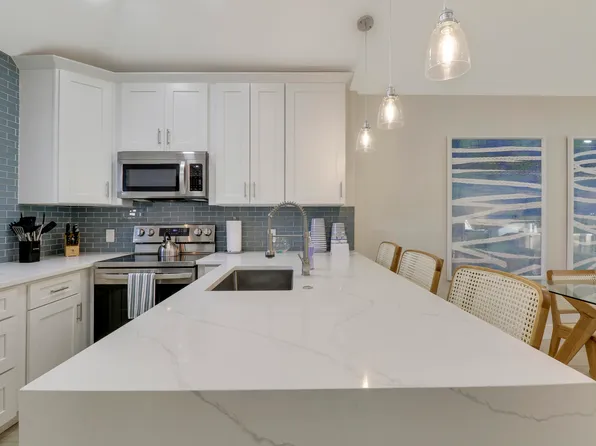 523 Club Dr, Palm Beach Gardens, FL 33418