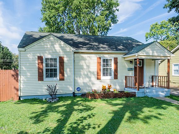 3rd image of 2207 Sanford Pl
