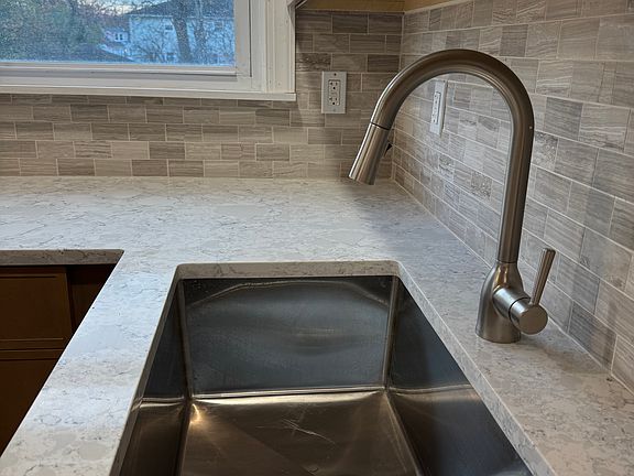 5th image of 118 Roosevelt Ave Unit 2