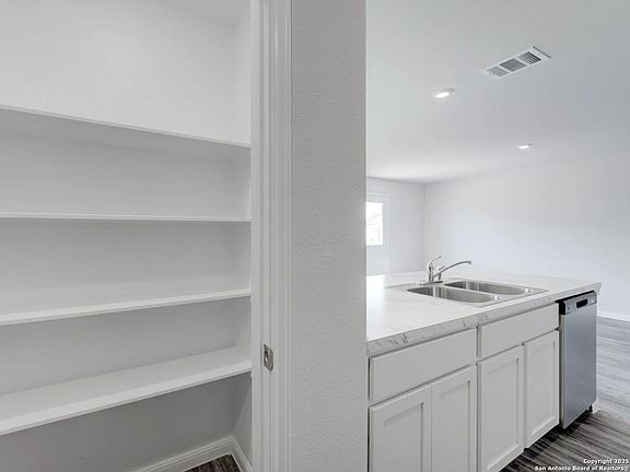 3rd image of 308 Mariposa cir