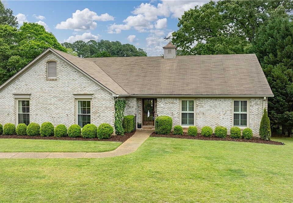 1st image of 105 Riverdale N
