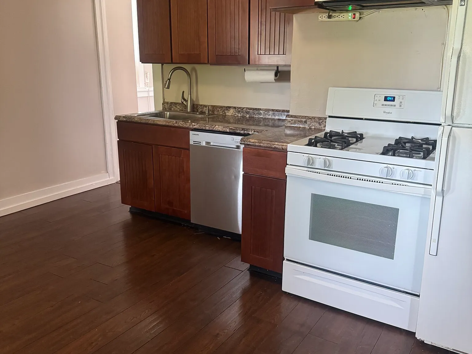 3 bed, 890 sqft, $1,750 — Photo 2