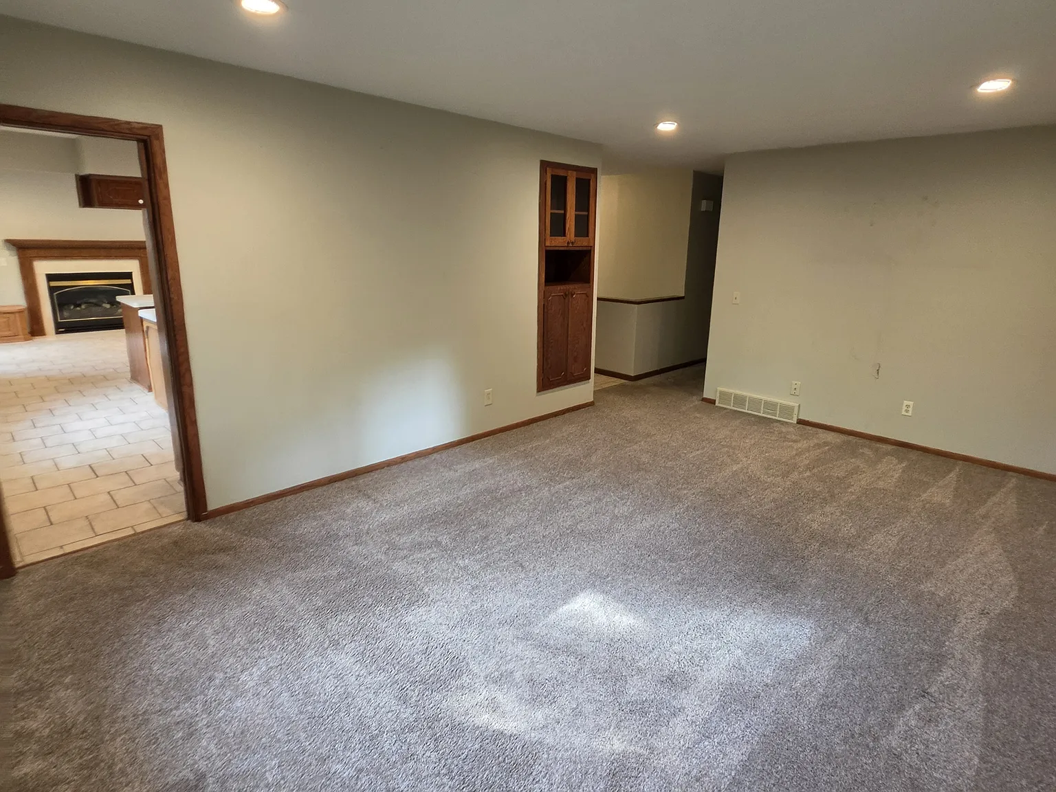 4 bed, 2400 sqft, $2,500 — Photo 4