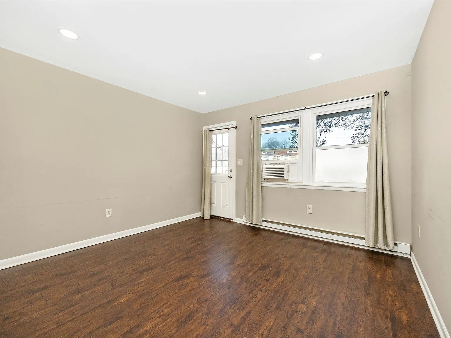 1 bed, 1300 sqft, $1,300 — Photo 2