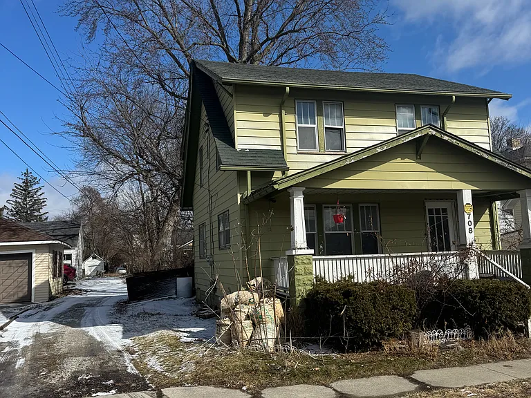 708 Hancock St — Photo 2