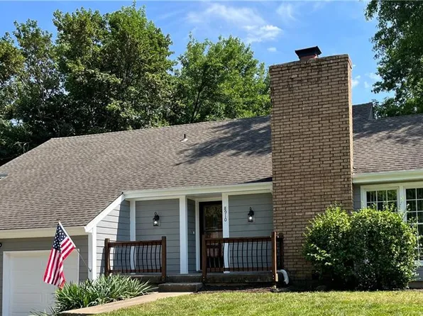 8910 Country Hill Ct, Lenexa, KS 66215