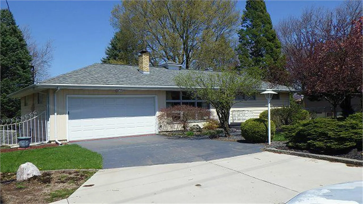 1728 Middle Rd photo 1
