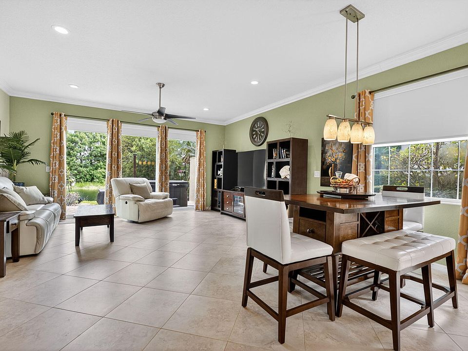1st image of 615 SW Glen Crest Way