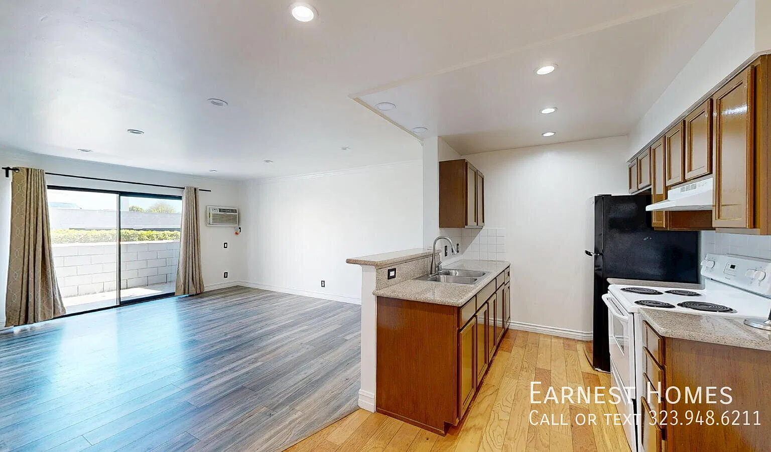 Bright Winnetka Condo with Pool, Spa, Fitness Center & 2 Parking Spaces — Photo 3