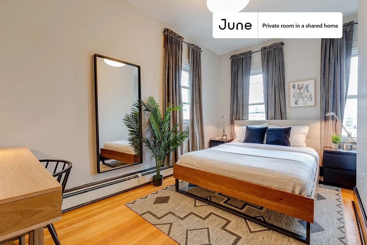Queen bedroom in 4 bed/1.5 bath home in South Boston #194 3A — Photo 1