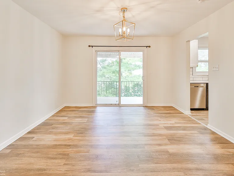2066 Chester Rd #4 — Photo 8