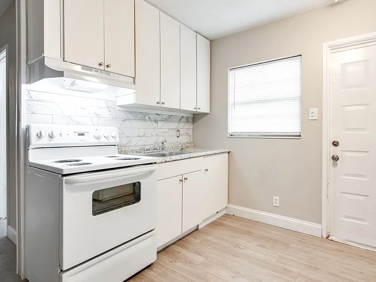 107 S Gomez Ave #C — Photo 13