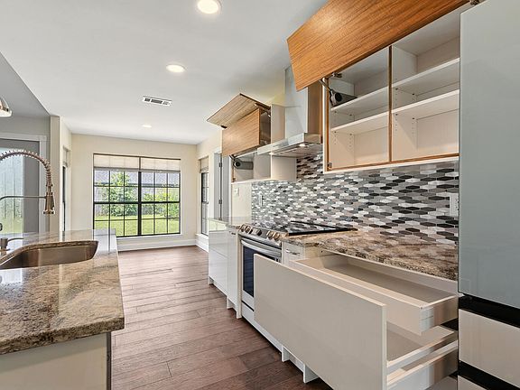4th image of 30 Ashford Ct