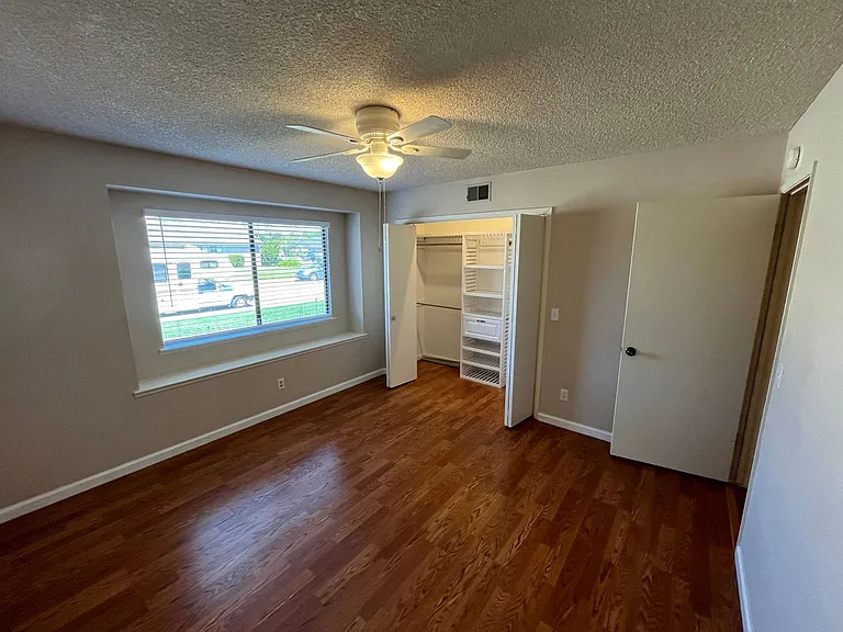1090 Foxenwood Dr — Photo 8