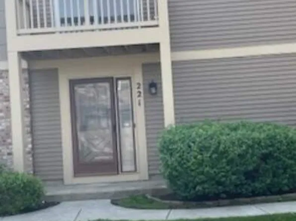 221 Redwood Ct #221, Vernon Hills, IL 60061