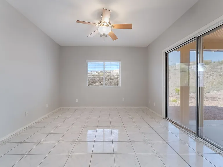 2571 Thatcher Ave — Photo 11