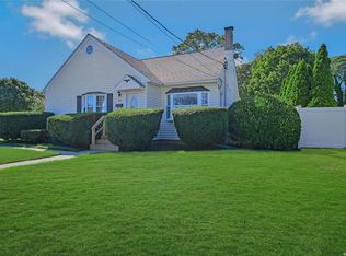 4 Perry Pl, Patchogue, NY 11772