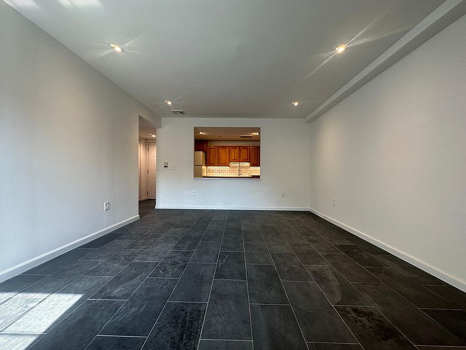 1st image of 70 Johnes St APT 104