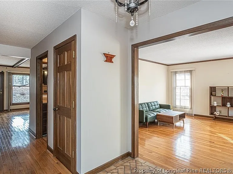 6821 Thames Dr — Photo 10
