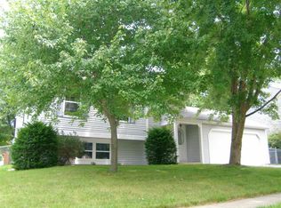 1906 Larson Ave, St Charles, IL 60174