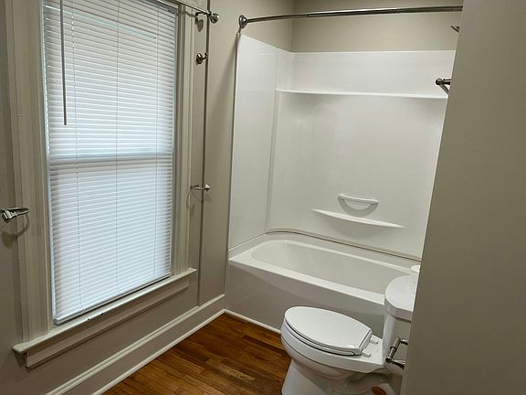 3rd image of 107 N Berrien St