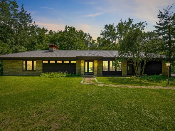 16 Truman Dr, East Dubuque, IL 61025