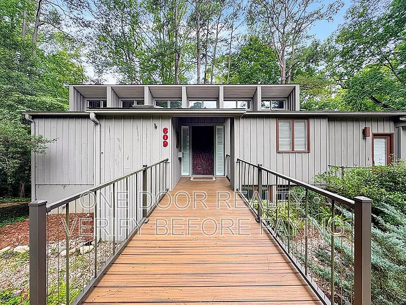 3 bed, 3.0 bath, 2143 sqft, $1,450 — Photo 2