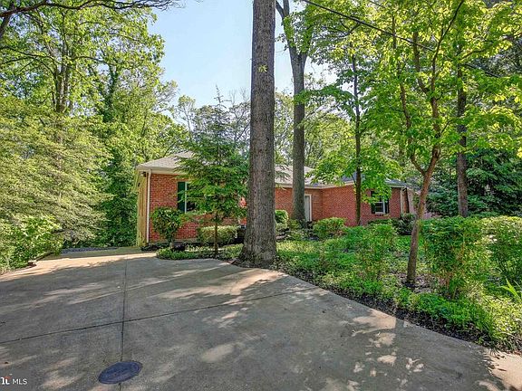 4th image of 427 Ben Oaks Dr E