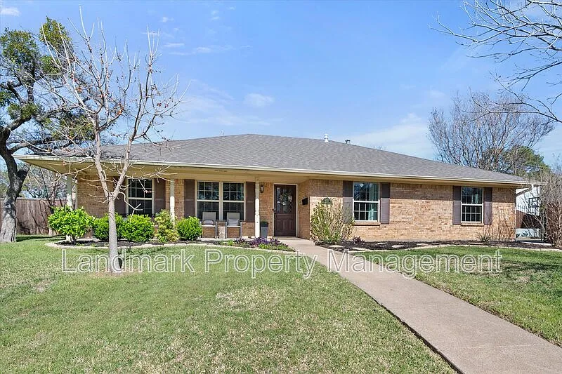 4 bed, 2.0 bath, 2195 sqft, $2,750 — Photo 2
