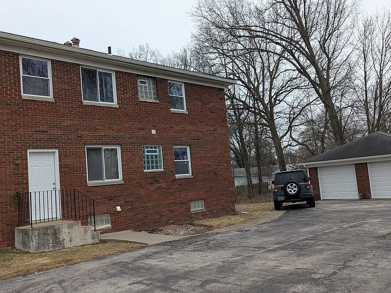 574 E Paige Ave — Photo 2
