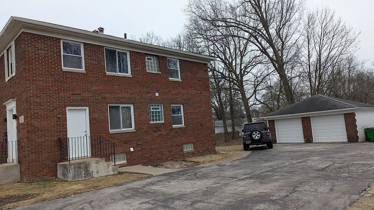 Building Photo - 574 E Paige Ave