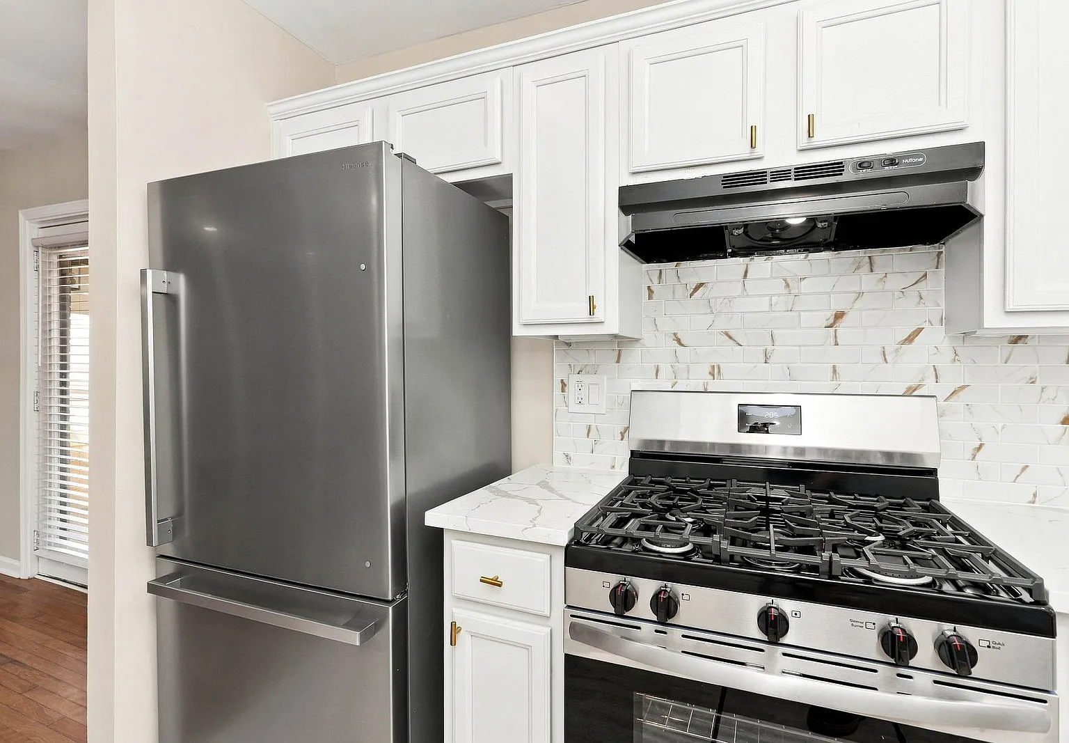 3 bed, 2.0 bath, 1400 sqft, $2,500 — Photo 3