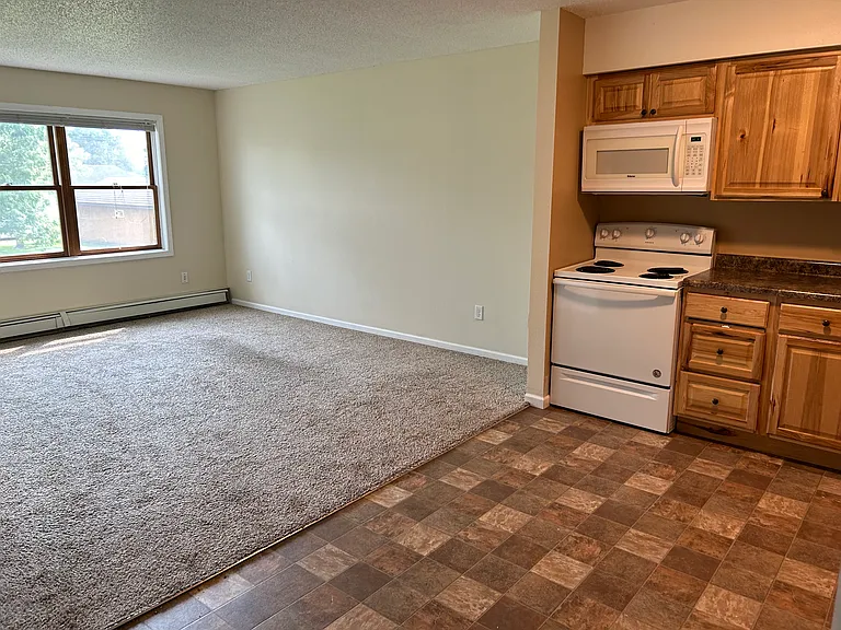 222 N Central St — Photo 3